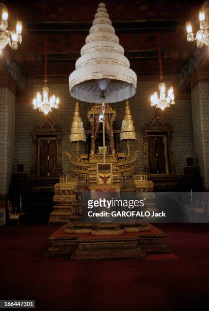 The Royal Palace In Thailand. Thaïlande- Bangkok- 1961- Le palais privé du roi BHUMIBOL ADULYADEJ et de la reine SIRIKIT. Dans un salon du palais...