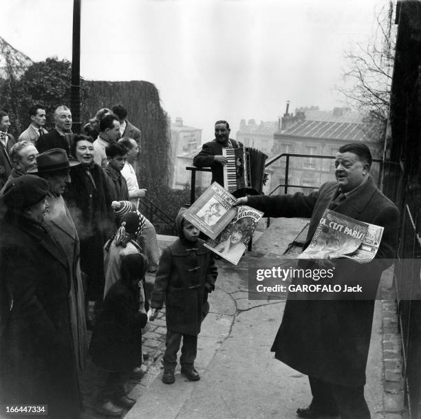 Burial Of Mistinguett. Janvier 1956, les obsèques de MISTINGUETT à Paris. Sur la butte Montmartre, à l'annonce de sa mort, un accordéon rejoue les...