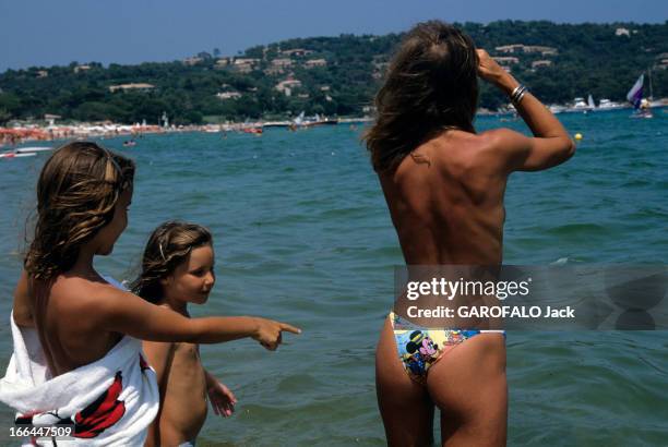 Mickey'S Fashion In Saint-Tropez. En France, à Saint-Tropez, en aout 1983, durant les vacances d'été, la mode vestimentaire sur le thème de MICKEY,...