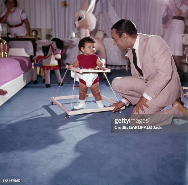 Rendezvous With King And His Daughter Princess Lalla Meryem. Au début des années 60, dans une chambre décorée de jouets en peluche, devant deux...