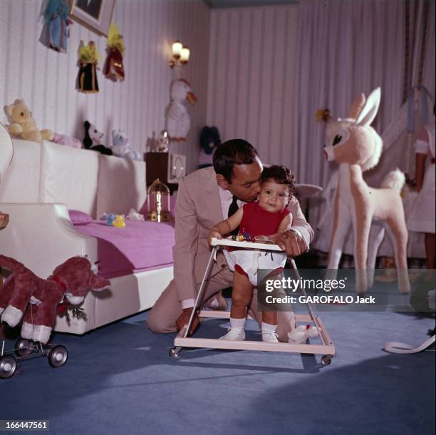 Rendezvous With King And His Daughter Princess Lalla Meryem. Au début des années 60, dans une chambre décorée de jouets en peluche, près d'un canapé,...