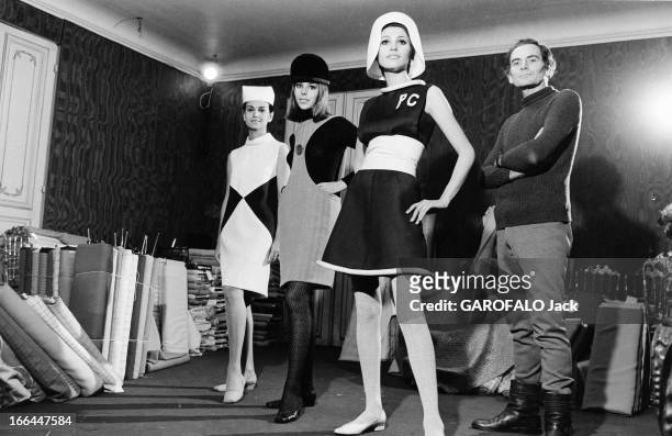 Fashion By Pierre Cardin. Attitude de Pierre CARDIN bras croisés posant avec trois mannequins représentant les tendances des dernières années avec la...