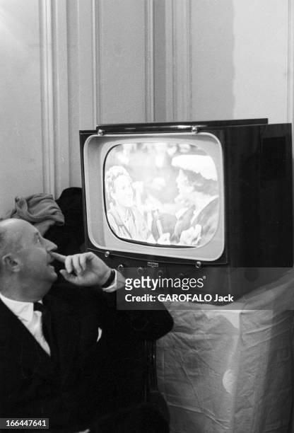Television At Dior. France, Paris, octobre 1953, Une présentation de mode automne-hiver est retransmise à la télévision française en direct depuis...