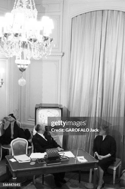 Television At Dior. France, Paris, octobre 1953, Une présentation de mode automne-hiver est retransmise à la télévision française en direct depuis...