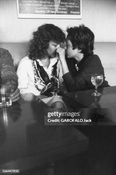 Romy Schneider And Her Son David. David MEYEN 14 ans pinçant le nez de sa mère Romy SCHNEIDER assis à la buvette du studio de Boulogne où elle...