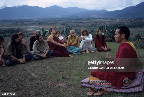 On The Road Of India And Afghanistan. Népal- août 1971- sur la nouvelle route des Indes: sur une colline dominant Katmandou, le lama dit 'de...