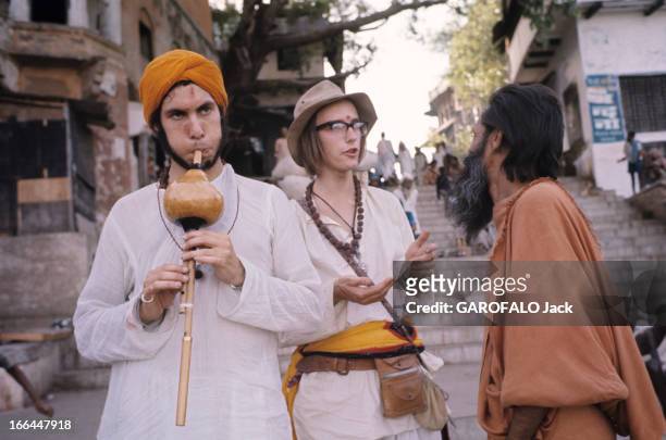 On The Road Of India And Afghanistan. Inde - août 1971- sur la nouvelle route des Indes: à Bénarès, un hippie venu de Boston, vêtu à l'indienne joue...