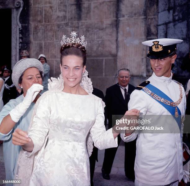 The Marriage Of Princess Claude Of France And Duke Amedee Aosta. Cintra - 12 juillet 1964 - Lors de leur mariage à l'église 'Sao Pedro', devant une...