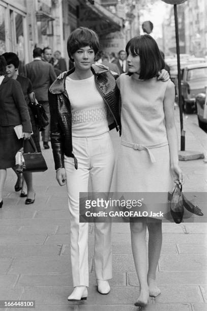 Rendezvous With Francoise Hardy And Sandie Shaw. Françoise HARDY et Sandie SHAW se promenant bras dessus bras dessous dans les rues de Paris....