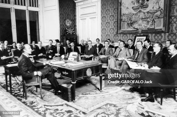 Valery Giscard D'Estaing And Advisors. Paris, 21 janvier 1974 : le ministre de l' Economie et des Finances Valéry GISCARD D'ESTAING dans son bureau...