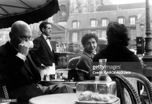 Rendezvous With Yul Brynner In Paris. Yul BRYNNER prenant un café à une terrasse de Saint-Germain-des-Prés, à Paris, sous le regard intrigué des...