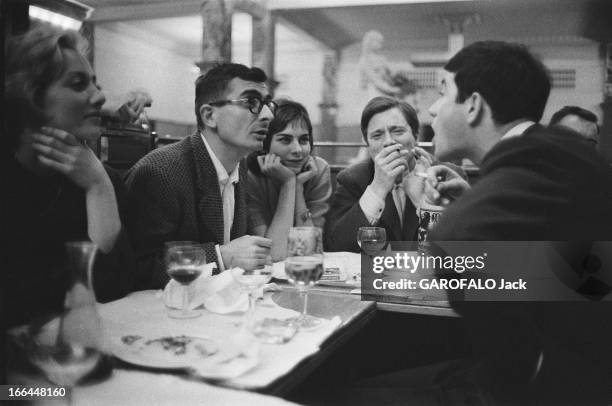 Close-Up Of Claude Chabrol. Diner à la Coupole. Claude CHABROL tient tête au héros de son film 'Les cousins' : Jean-Claude BRIALY, l'amuseur de la...