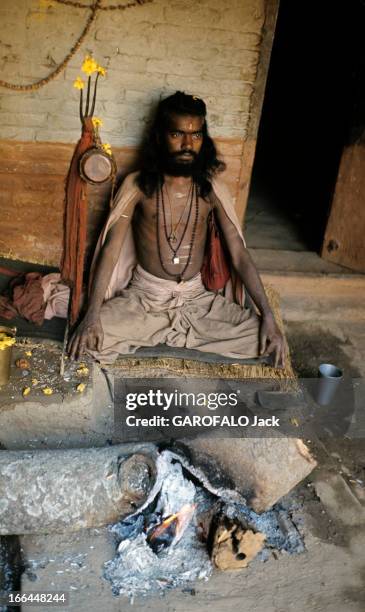 Nepal. Népal- mars 1970- Un sâdhu , vêtu du dhoti gris, torse nu grimé de poudre blanche, portant des colliers de perles, pose assis en lotus, devant...