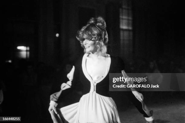 Youth In England In The Seventies. En Angleterre, en mai 1970, la jeunesse à travers la mode et les artistes. Une jeune femme porte un modèle de robe...