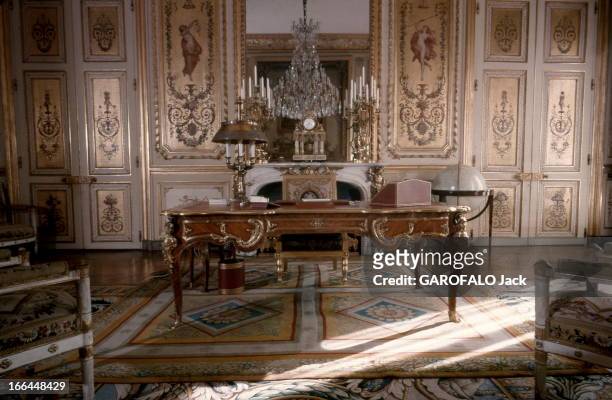 The Palace Of Elysee. Paris - octobre 1965 - Visite du palais de l'Elysée, première maison de France, en exclusivité pour Paris Match : le bureau...