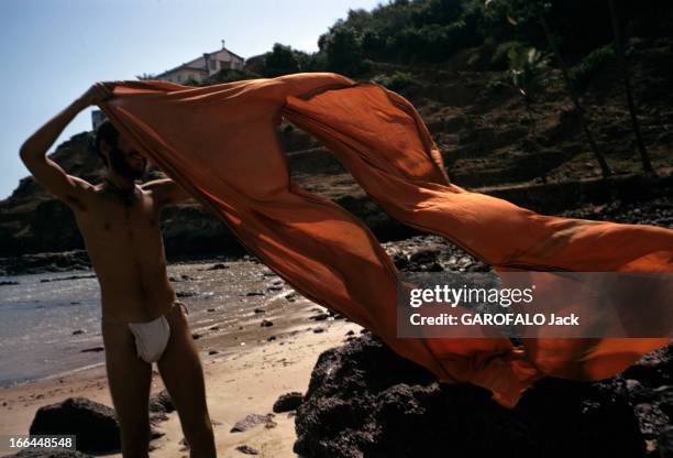 On The Road Of India And Afghanistan. Inde- août 1971- sur la nouvelle route des Indes: à Goa, portrait d'un hippie baptisé 'sadou' sur la plage de...