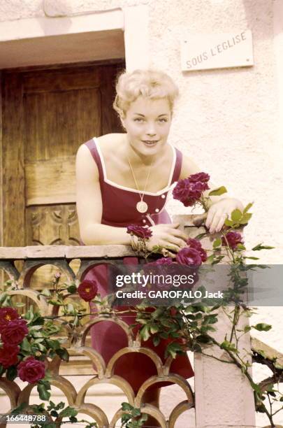 Rendezvous With Romy Schneider, 19 Years Old, In Cannes. Attitude souriante de Romy SCHNEIDER sur un balcon, tenant une rose d'un rosier poussant au...