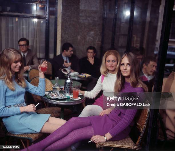 English Fashion Of Mini Skirts Invests Paris. Paris-avril 1964- La mode des mini jupes: trois jeunes femmes en polos sur mini jupe, assises dans un...