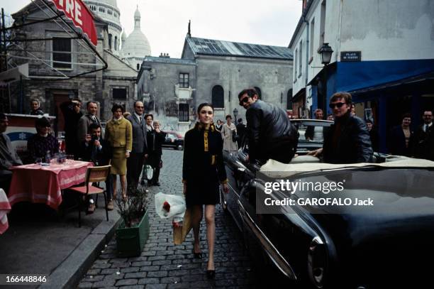 English Fashion Of Mini Skirts Invests Paris. Paris-avril 1964- La mode des mini jupes: rue Lepic, Annie Buron-Fosse, ex-débutante vedette, en veste...