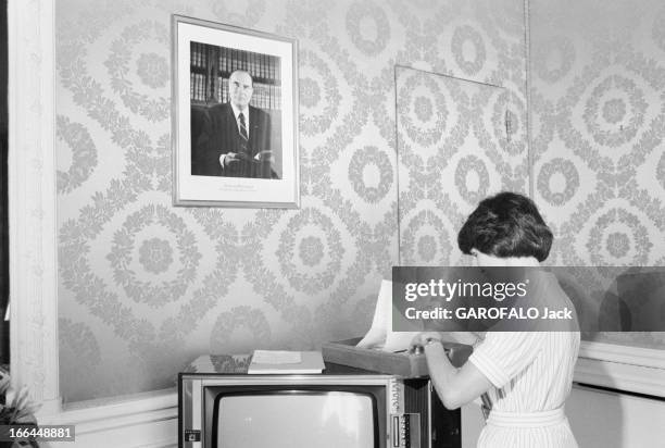 The Advisors Of President Francois Mitterrand. Paris, 1er août 1981, les conseillers du Président François Mitterrand : Danielle MITTERRAND dans son...