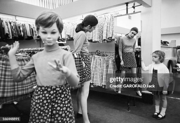 English Fashion Of Mini Skirts Invests Paris. France, Paris, avril 1964, La mode des mini-jupes, adoptée par les anglaises, investit les rues de la...