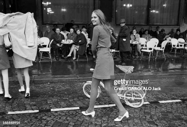 English Fashion Of Mini Skirts Invests Paris. France, Paris, avril 1964, La mode des mini-jupes, adoptée par les anglaises, investit les rues de la...