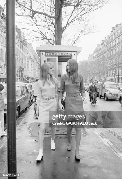 English Fashion Of Mini Skirts Invests Paris. France, Paris, avril 1964, La mode des mini-jupes, adoptée par les anglaises, investit les rues de la...