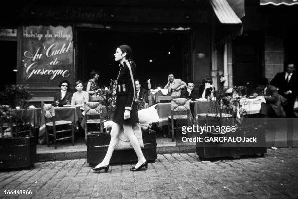 English Fashion Of Mini Skirts Invests Paris. France, Paris, avril 1964, La mode des mini-jupes, adoptée par les anglaises, investit les rues de la...