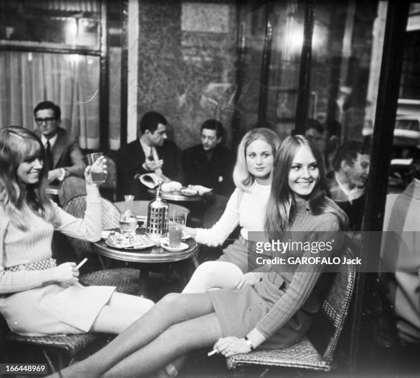English Fashion Of Mini Skirts Invests Paris. France, Paris, avril 1964, La mode des mini-jupes, adoptée par les anglaises, investit les rues de la...