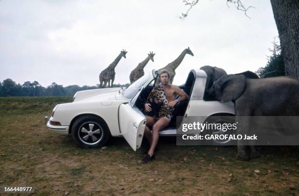 Paris Match Photographers Present The Auto Show 1968 Their Way: The Porsche 911 Seen By Jack Garofalo. En septembre 1968, dans un parc animalier,...