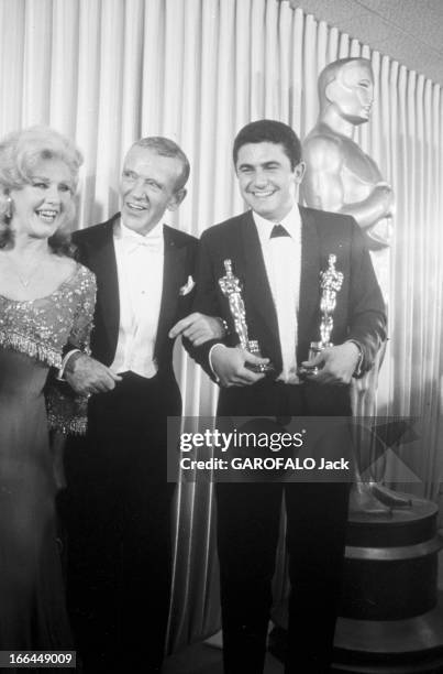 Two Oscars For The Film 'Un Homme Et Une Femme' By Claude Lelouch. Etats-Unis, Los Angeles, 13 avril 1967, Claude LELOUCH, réalisateur, producteur,...