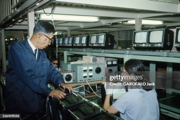 Masaru Ibuka Co-Founder Of Sony. Masaru IBUKA, 60 ans, président de Sony Corporation, discute avec une jeune ouvrière de la firme sur la chaîne des...