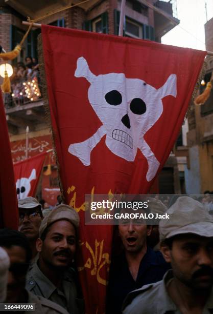 The War Between Israel And Egypt. Egypte- juin 1967- Le conflit israélo-égyptien: un étendard de tissu rouge représentant une tête de mort blanche et...