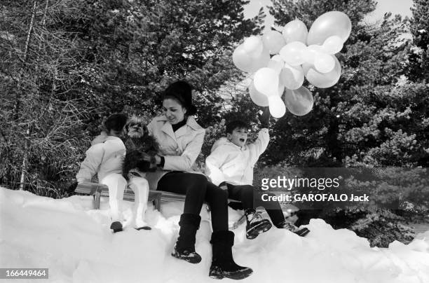 Rendezvous With The Shah Of Iran, Farah Diba And Their Children The Prince Reza And Princess Faranaz In Saint Moritz. Suisse, Saint-Moritz, 19...