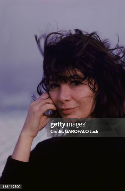 First Transatlantic Crossing Of The Liner 'France'. Portrait de Juliette GRECO, cheveux au vent lors de la première traversée transatlantique du...