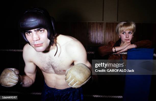 Rendezvous With Jacques Marty And His Wife. En 1966, dans une salle de boxe, le boxeur Jacques MARTY portant un casque et des gants d'entraînement,...