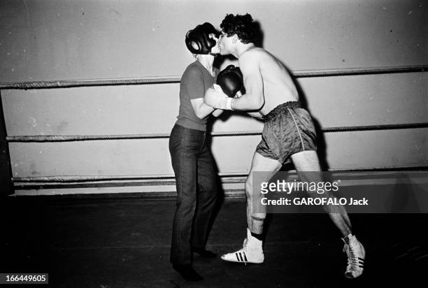 Rendezvous With Jacques Marty And His Wife. En 1966, sur le ring d'une salle de boxe, le boxeur Jacques MARTY torse nu embrasant sa femme qui porte...