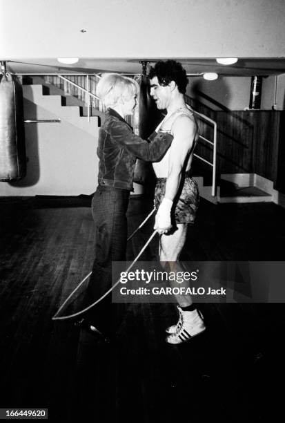 Rendezvous With Jacques Marty And His Wife. En 1966,dans une salle de boxe, le boxeur Jacques MARTY torse nu et sa femme sautant à la corde à sauter.