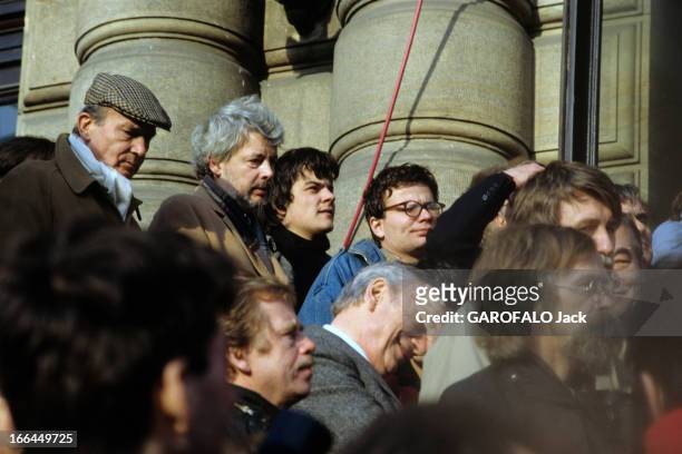 Yves Montand In Prague, Czechoslovakia To Present The Film 'L'Aveu' By Costa Gavras. En Tchécoslovaquie, à Pragua, le 21 janvier 1990, lors de la...