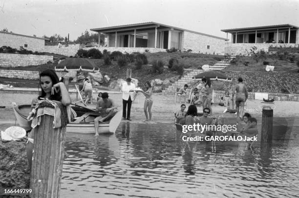 Visit Of Greece. Grèce, juin 1966, visite du pays, sa culture, ses paysages, ses habitants. Ici sur une plage, des vacanciers profitent de la mer. Au...