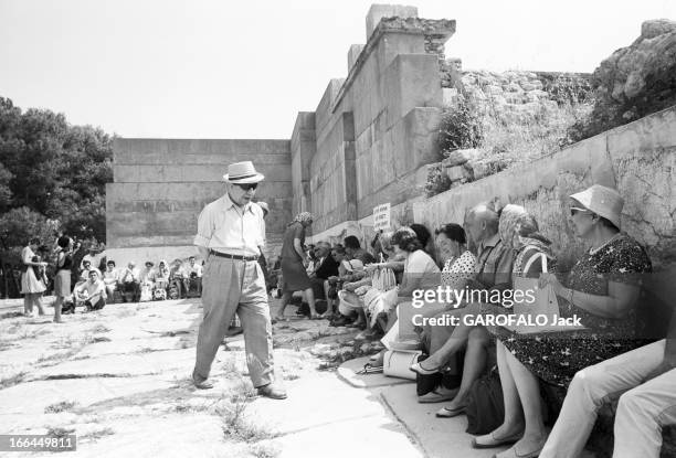 Visit Of Greece. Grèce, juin 1966, visite du pays, sa culture, ses paysages, ses habitants. Ici sur un site touristique, de nombreux visiteurs se...