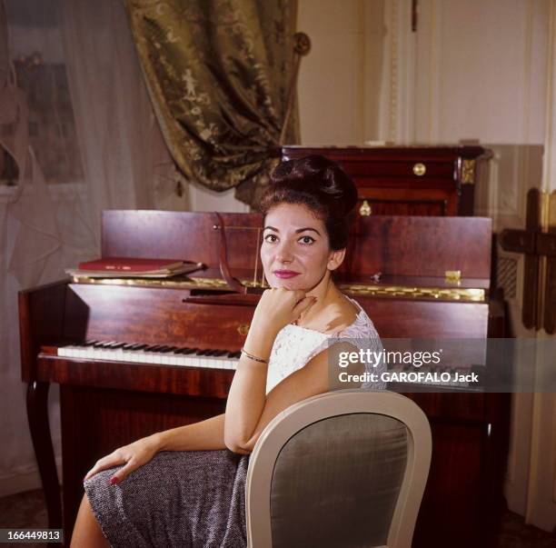 Maria Callas In Paris For A Unique Concert. Maria CALLAS dans sa chambre de l'hôtel Ritz à PARIS, se préparant pour son récital au théâtre des...