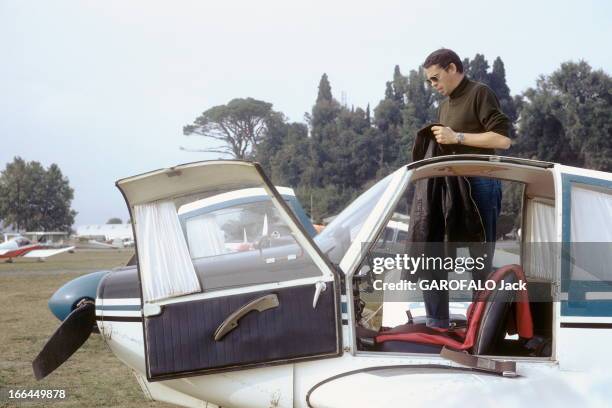 Jacques Brel Gives Up His Career. Pour Jacques BREL, c'est avion n'est pas un instrument de travail. Il l'utilise seulement pour se promener. Cet...