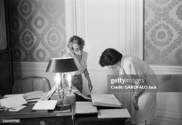 The Advisors Of President Francois Mitterrand. Paris, 1er août 1981, les conseillers du Président François Mitterrand : Danielle MITTERRAND partage...