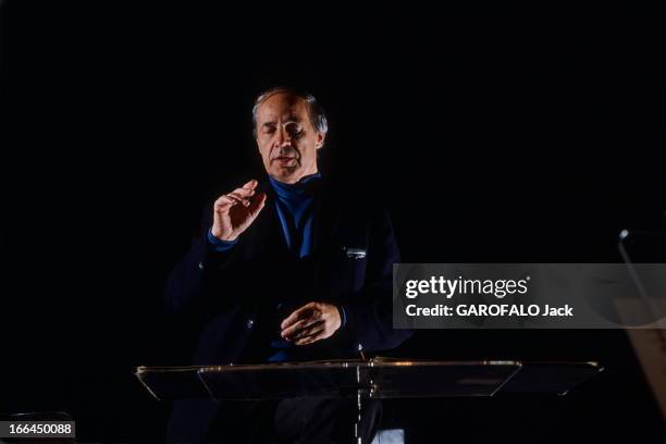 Close-Up Of Pierre Boulez. Contrairement à la plupart de ses confrères, Pierre BOULEZ n'utilise pas de baguette lorsqu'il dirige un orchestre....