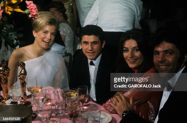 Two Oscars For The Film 'Un Homme Et Une Femme' By Claude Lelouch. Los Angeles - avril 1967 - Lors de la cérémonie de remise des Oscars, attablé...