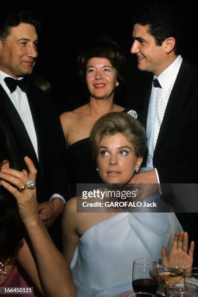 Two Oscars For The Film 'Un Homme Et Une Femme' By Claude Lelouch. Los Angeles - avril 1967 - Lors de la cérémonie de remise des Oscars, en compagnie...