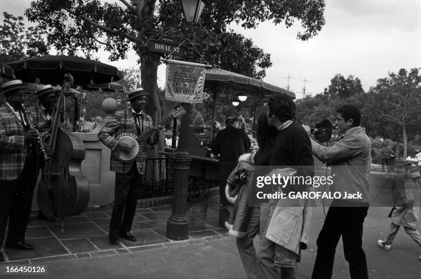 Two Oscars For The Film 'Un Homme Et Une Femme' By Claude Lelouch. Etats-Unis, Los Angeles, 13 avril 1967, Claude LELOUCH, réalisateur, producteur,...