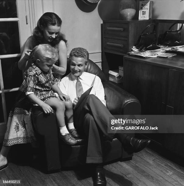 Jeanne Moreau With Family. Paris, juillet 1953 : Jeanne MOREAU en famille avec son premier mari Jean-Louis RICHARD et leur fils Jérôme, 3 ans, dans...