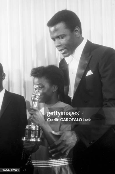 Two Oscars For The Film 'Un Homme Et Une Femme' By Claude Lelouch. Etats-Unis, Los Angeles, 13 avril 1967, Claude lelouch, réalisateur, producteur,...